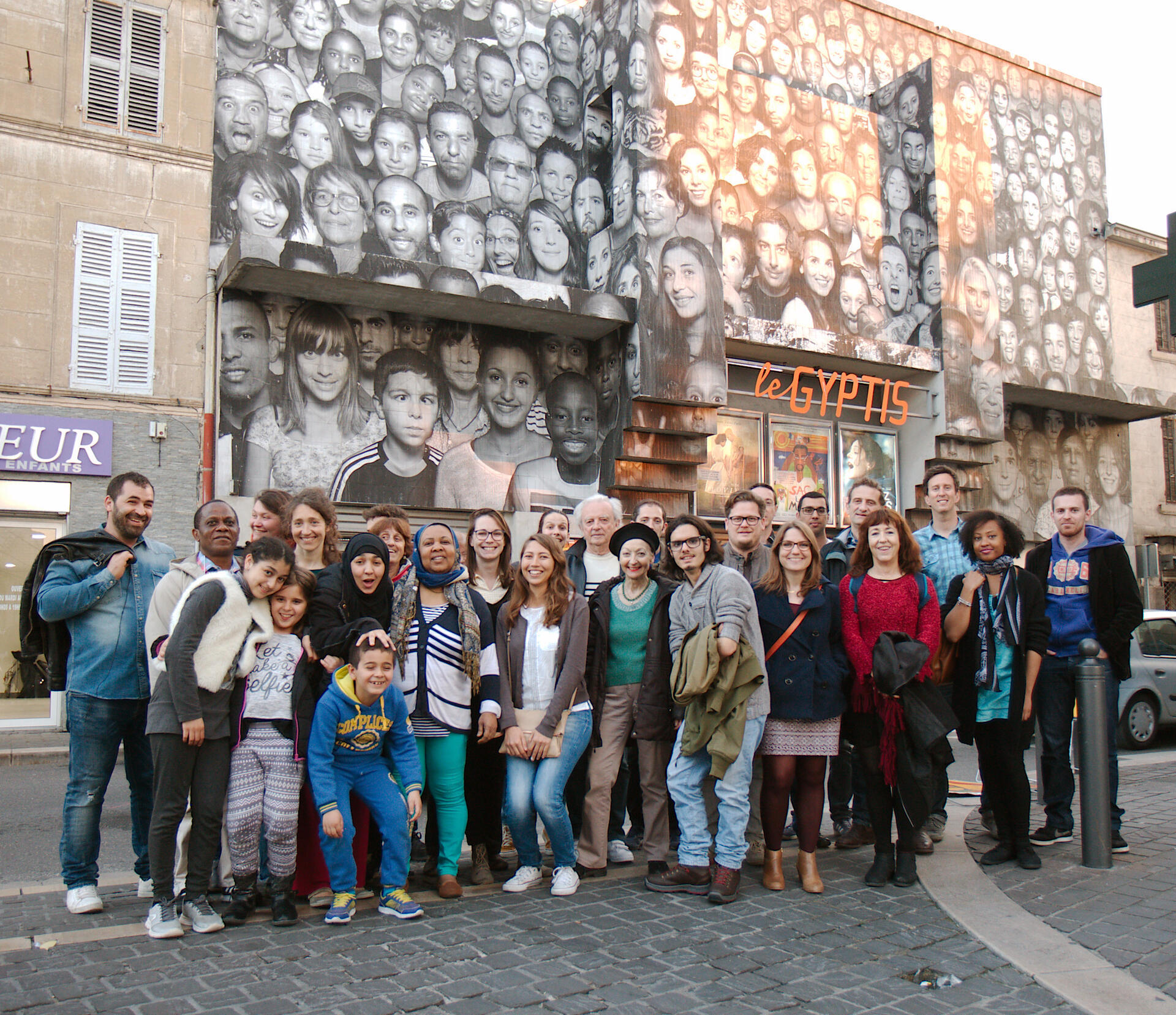 Groupe de personnes devant le cinéma le Gyptis